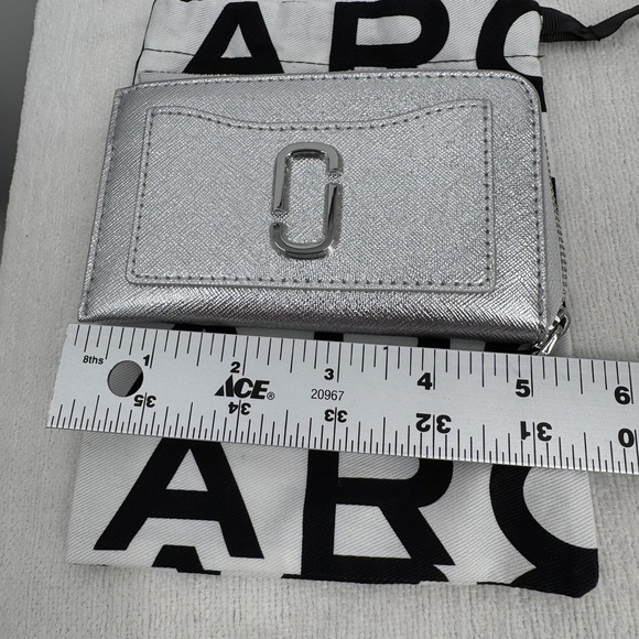 Marc Jacobs The Snapshot Silver Saffiano Leather Top Zip Multi Wallet NWT - Picture 9 of 10